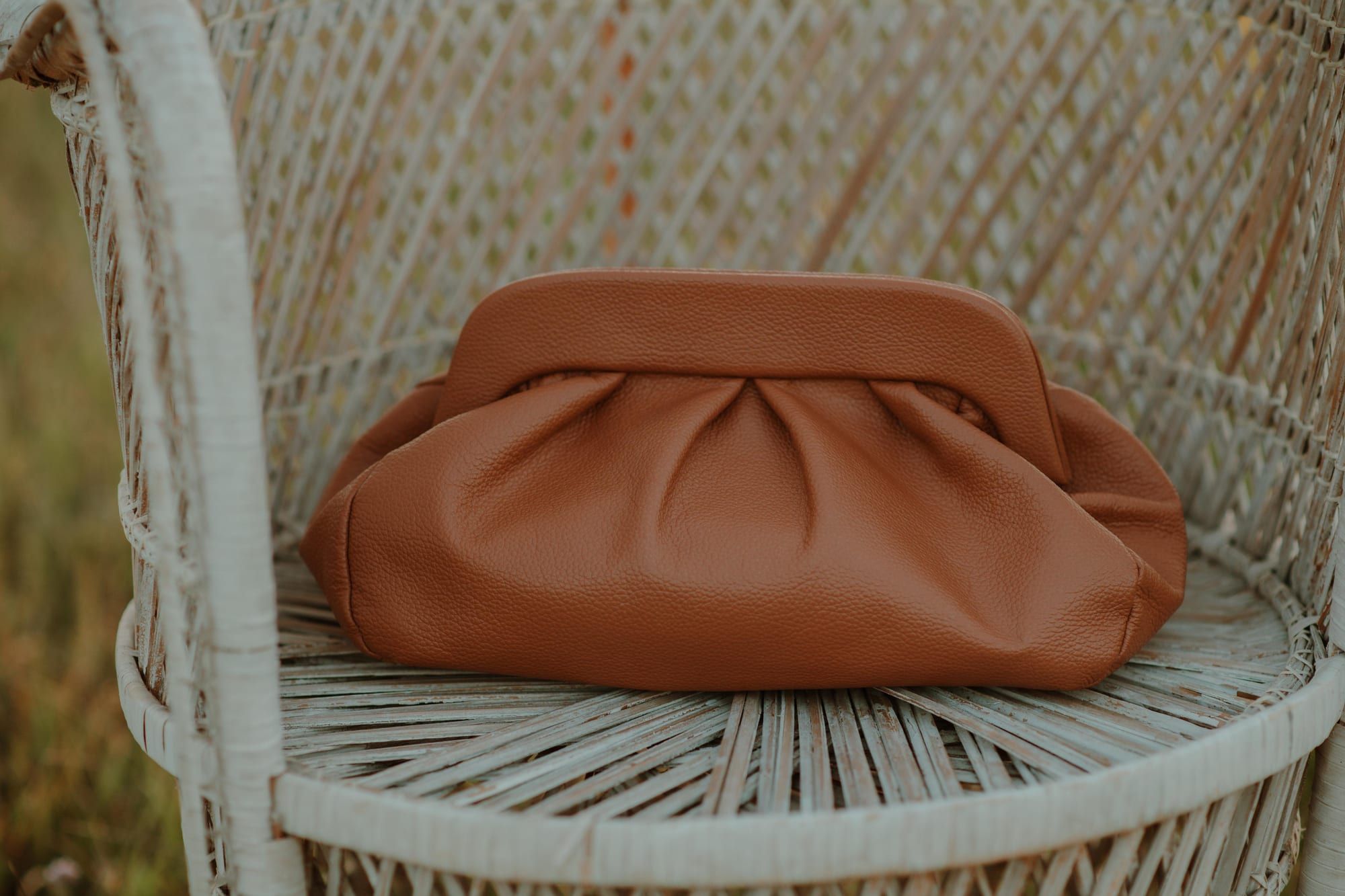 Karamel PELEZZE pouch tašna na beloj pletenoj stolici