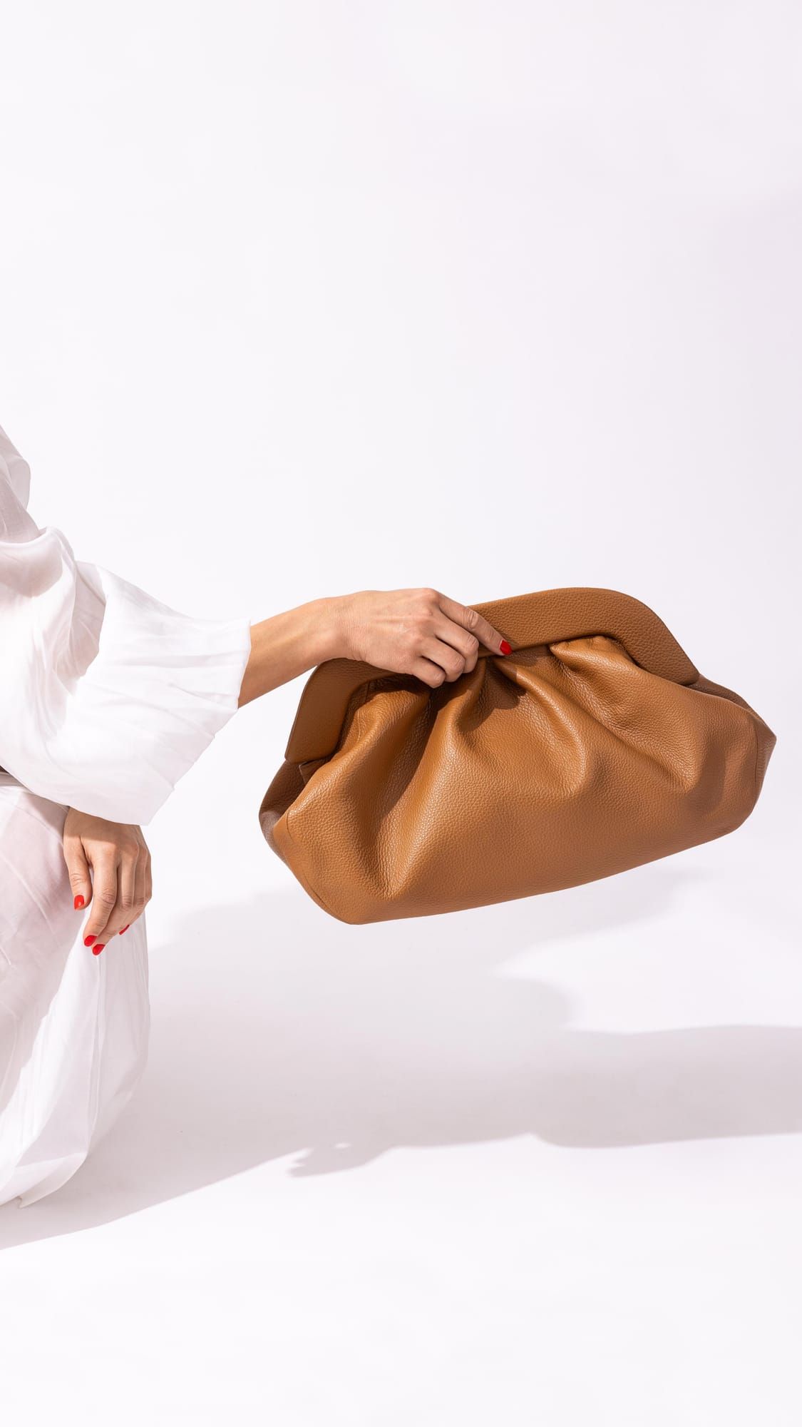 Karamel PELEZZE pouch tašna fotografisana u studiju