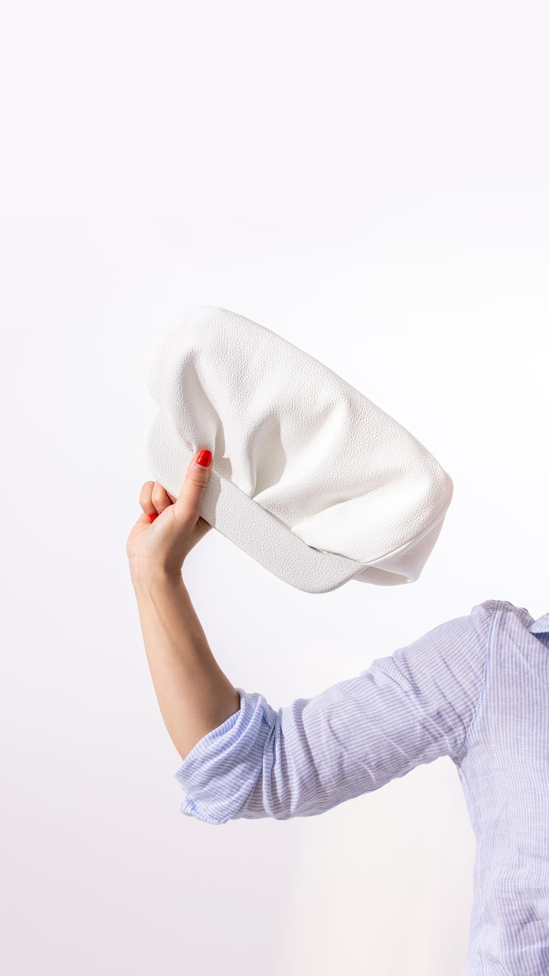 Bela PELEZZE pouch tašna fotografisana u studiju