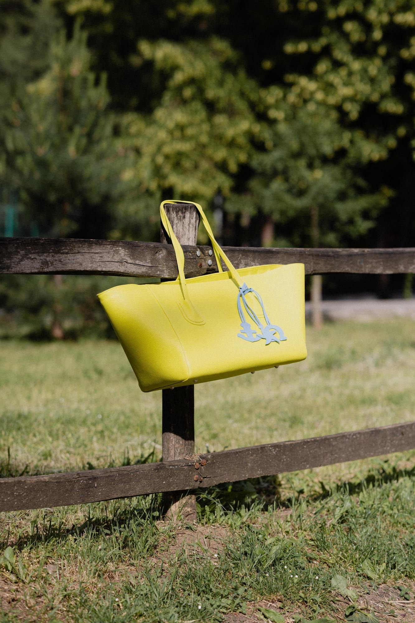 Žuta PELEZZE tote torba u lifestyle kadru